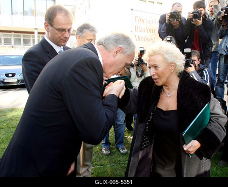 Petícióval fordulnak a patikusok a parlamenti pártokhoz-stock-foto