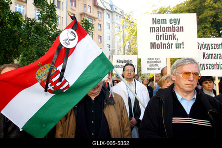 Petícióval fordulnak a patikusok a parlamenti pártokhoz-stock-foto