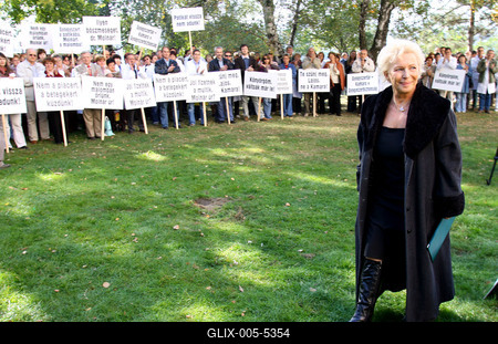 Petícióval fordulnak a patikusok a parlamenti pártokhoz-stock-foto