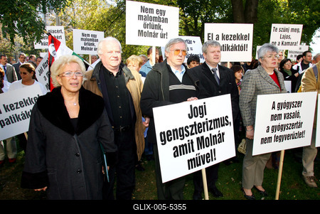 Petícióval fordulnak a patikusok a parlamenti pártokhoz-stock-foto