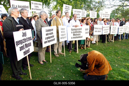 Petícióval fordulnak a patikusok a parlamenti pártokhoz-stock-foto