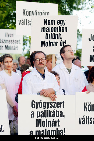 Petícióval fordulnak a patikusok a parlamenti pártokhoz-stock-foto