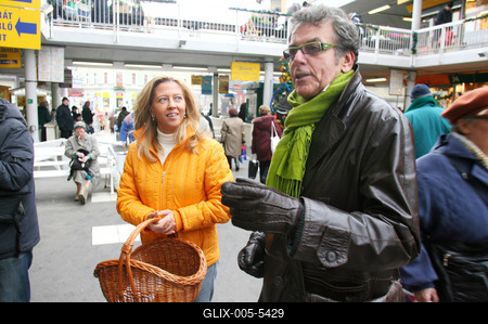 Selmeczi és Ernyei piacozik-stock-foto