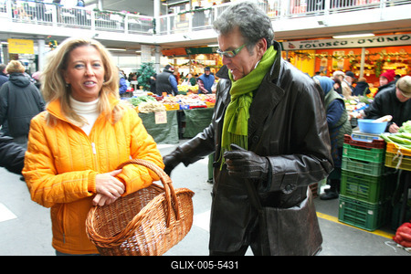Selmeczi és Ernyei piacozik-stock-foto