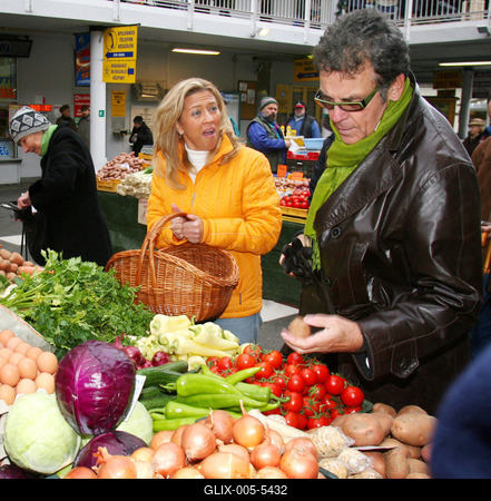 Selmeczi és Ernyei piacozik-stock-foto