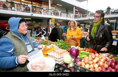 Selmeczi és Ernyei piacozik-stock-foto