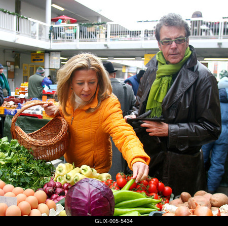 Selmeczi és Ernyei piacozik-stock-foto
