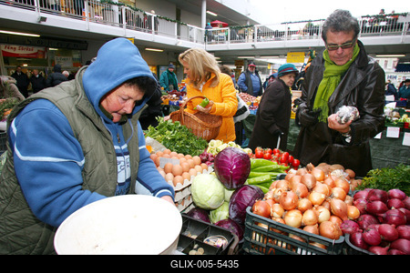 Selmeczi és Ernyei piacozik-stock-foto