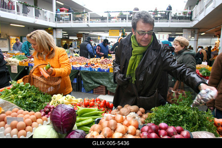 Selmeczi és Ernyei piacozik-stock-foto