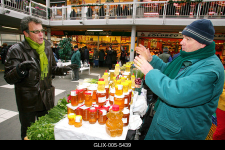Selmeczi és Ernyei piacozik-stock-foto