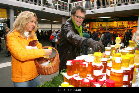 Selmeczi és Ernyei piacozik-stock-foto