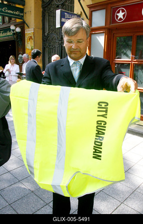 Plakátszüret a belvárosban-stock-foto