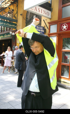 Plakátszüret a belvárosban-stock-foto