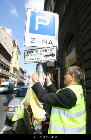 Plakátszüret a belvárosban-stock-foto