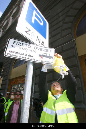 Plakátszüret a belvárosban-stock-foto