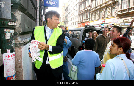 Plakátszüret a belvárosban-stock-foto