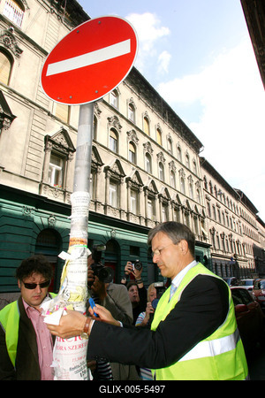 Plakátszüret a belvárosban-stock-foto