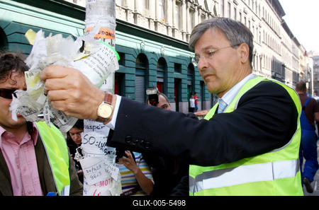 Plakátszüret a belvárosban-stock-foto