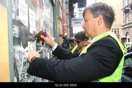 Plakátszüret a belvárosban-stock-foto