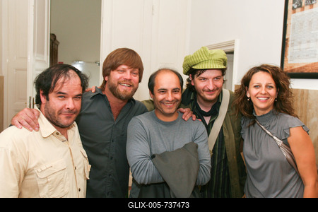 A Beugr? sz?n?szei k?nyvfelaj?nl?s?t adt?k ?t az E?tv?s Gimn?ziumban.A k?pen K?lloy Moln?r P?ter,Szab? Gyozo,Rudolf P?ter,Nov?k P?ter ?s Pokorny Lia.2009.05.27.Fot?:V?r?s Szil?rd-stock-foto