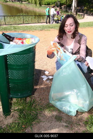 Szemétszedési akció sztárokkal-stock-foto