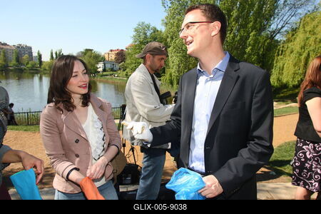Szemétszedési akció sztárokkal-stock-foto