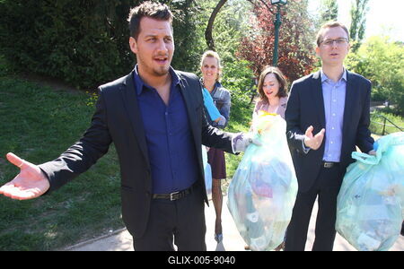 Szemétszedési akció sztárokkal-stock-foto