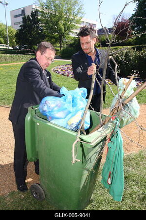 Szemétszedési akció sztárokkal-stock-foto