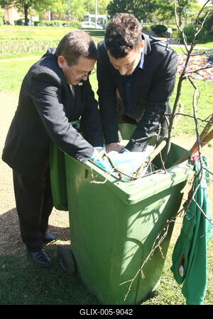 Szemétszedési akció sztárokkal-stock-foto