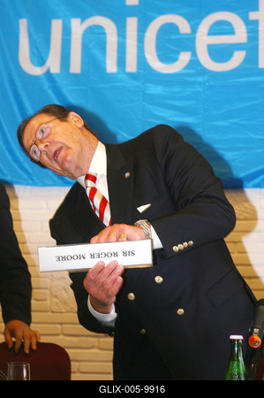 Sir Roger Moore Budapesten-stock-foto