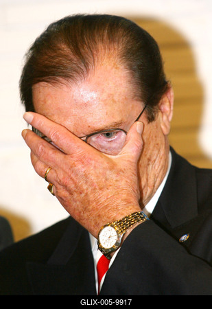 Sir Roger Moore Budapesten-stock-foto