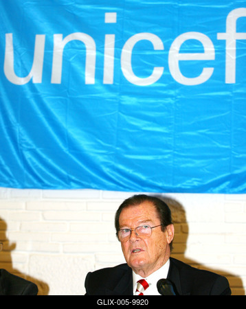 Sir Roger Moore Budapesten-stock-foto