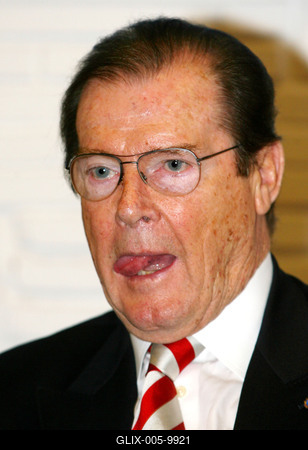 Sir Roger Moore Budapesten-stock-foto