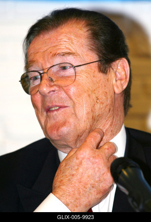 Sir Roger Moore Budapesten-stock-foto