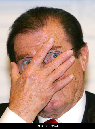 Sir Roger Moore Budapesten-stock-foto