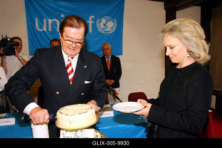 Sir Roger Moore Budapesten-stock-foto