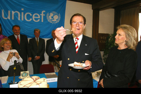 Sir Roger Moore Budapesten-stock-foto