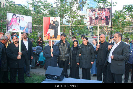 Cigányok és jogvédők tüntetése a rendőrpalotánál-stock-foto