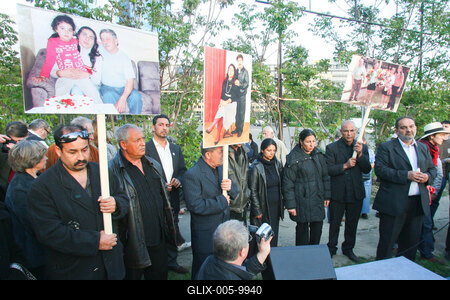 Cigányok és jogvédők tüntetése a rendőrpalotánál-stock-foto