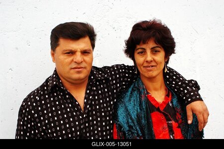 Paszab, 2005.06.08.
A szabolcsi Paszabról való roma folkzenekar, a Parno Graszt (Fehér Ló). Az együttes 1987-ben alakult Magyarország legfejletlenebb és egyben legautentikusabb megyéjében, Szabolcs-Szatmár-Bereg megyében. A zenekar magját 7 muzsikus alkotja, a bővebb, 17 tagú felállásban 3 generáció 10 táncosa is részt vesz - a legfiatalabb 10, a legidősebb 72 éves. 

Tagok: Oláh József (tambura, gitár, ének), Oláh János (bőgő, ének), Jakucska János (gitár, ének), Balogh Géza (gitár, ének), Németh István (kanna, szájbőgő), Horváth Sándor (ének), Tóth Ferencné (ének), Ifj. Oláh Jánosné (ének), Oláh Noémi (ének), Oláh Viktor (ének, tánc), Oláh Jánosné (ének, tánc), Tóth Ferenc (ének, kanál)-stock-foto