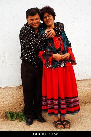 Paszab, 2005.06.08.
A szabolcsi Paszabról való roma folkzenekar, a Parno Graszt (Fehér Ló). Az együttes 1987-ben alakult Magyarország legfejletlenebb és egyben legautentikusabb megyéjében, Szabolcs-Szatmár-Bereg megyében. A zenekar magját 7 muzsikus alkotja, a bővebb, 17 tagú felállásban 3 generáció 10 táncosa is részt vesz - a legfiatalabb 10, a legidősebb 72 éves. 

Tagok: Oláh József (tambura, gitár, ének), Oláh János (bőgő, ének), Jakucska János (gitár, ének), Balogh Géza (gitár, ének), Németh István (kanna, szájbőgő), Horváth Sándor (ének), Tóth Ferencné (ének), Ifj. Oláh Jánosné (ének), Oláh Noémi (ének), Oláh Viktor (ének, tánc), Oláh Jánosné (ének, tánc), Tóth Ferenc (ének, kanál)-stock-foto