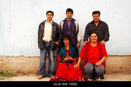 Paszab, 2005.06.08.
A szabolcsi Paszabról való roma folkzenekar, a Parno Graszt (Fehér Ló). Az együttes 1987-ben alakult Magyarország legfejletlenebb és egyben legautentikusabb megyéjében, Szabolcs-Szatmár-Bereg megyében. A zenekar magját 7 muzsikus alkotja, a bővebb, 17 tagú felállásban 3 generáció 10 táncosa is részt vesz - a legfiatalabb 10, a legidősebb 72 éves. 

Tagok: Oláh József (tambura, gitár, ének), Oláh János (bőgő, ének), Jakucska János (gitár, ének), Balogh Géza (gitár, ének), Németh István (kanna, szájbőgő), Horváth Sándor (ének), Tóth Ferencné (ének), Ifj. Oláh Jánosné (ének), Oláh Noémi (ének), Oláh Viktor (ének, tánc), Oláh Jánosné (ének, tánc), Tóth Ferenc (ének, kanál)-stock-foto