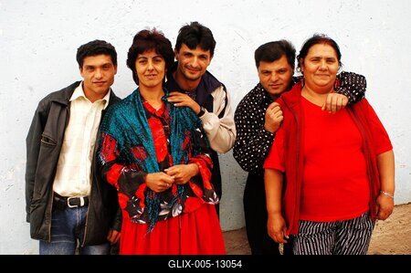 Paszab, 2005.06.08.
A szabolcsi Paszabról való roma folkzenekar, a Parno Graszt (Fehér Ló). Az együttes 1987-ben alakult Magyarország legfejletlenebb és egyben legautentikusabb megyéjében, Szabolcs-Szatmár-Bereg megyében. A zenekar magját 7 muzsikus alkotja, a bővebb, 17 tagú felállásban 3 generáció 10 táncosa is részt vesz - a legfiatalabb 10, a legidősebb 72 éves. 

Tagok: Oláh József (tambura, gitár, ének), Oláh János (bőgő, ének), Jakucska János (gitár, ének), Balogh Géza (gitár, ének), Németh István (kanna, szájbőgő), Horváth Sándor (ének), Tóth Ferencné (ének), Ifj. Oláh Jánosné (ének), Oláh Noémi (ének), Oláh Viktor (ének, tánc), Oláh Jánosné (ének, tánc), Tóth Ferenc (ének, kanál)-stock-foto