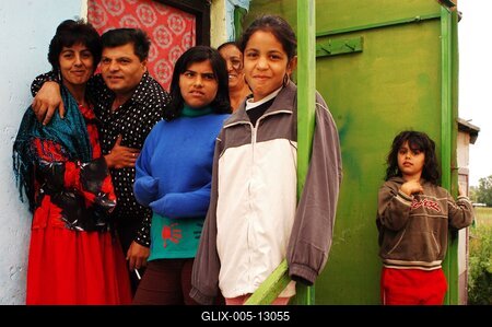 Paszab, 2005.06.08.
A szabolcsi Paszabról való roma folkzenekar, a Parno Graszt (Fehér Ló). Az együttes 1987-ben alakult Magyarország legfejletlenebb és egyben legautentikusabb megyéjében, Szabolcs-Szatmár-Bereg megyében. A zenekar magját 7 muzsikus alkotja, a bővebb, 17 tagú felállásban 3 generáció 10 táncosa is részt vesz - a legfiatalabb 10, a legidősebb 72 éves. 

Tagok: Oláh József (tambura, gitár, ének), Oláh János (bőgő, ének), Jakucska János (gitár, ének), Balogh Géza (gitár, ének), Németh István (kanna, szájbőgő), Horváth Sándor (ének), Tóth Ferencné (ének), Ifj. Oláh Jánosné (ének), Oláh Noémi (ének), Oláh Viktor (ének, tánc), Oláh Jánosné (ének, tánc), Tóth Ferenc (ének, kanál)-stock-foto