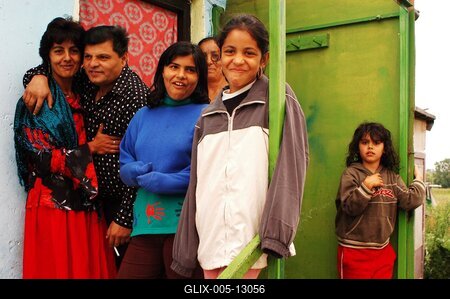 Paszab, 2005.06.08.
A szabolcsi Paszabról való roma folkzenekar, a Parno Graszt (Fehér Ló). Az együttes 1987-ben alakult Magyarország legfejletlenebb és egyben legautentikusabb megyéjében, Szabolcs-Szatmár-Bereg megyében. A zenekar magját 7 muzsikus alkotja, a bővebb, 17 tagú felállásban 3 generáció 10 táncosa is részt vesz - a legfiatalabb 10, a legidősebb 72 éves. 

Tagok: Oláh József (tambura, gitár, ének), Oláh János (bőgő, ének), Jakucska János (gitár, ének), Balogh Géza (gitár, ének), Németh István (kanna, szájbőgő), Horváth Sándor (ének), Tóth Ferencné (ének), Ifj. Oláh Jánosné (ének), Oláh Noémi (ének), Oláh Viktor (ének, tánc), Oláh Jánosné (ének, tánc), Tóth Ferenc (ének, kanál)-stock-foto