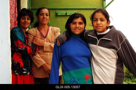 Paszab, 2005.06.08.
A szabolcsi Paszabról való roma folkzenekar, a Parno Graszt (Fehér Ló). Az együttes 1987-ben alakult Magyarország legfejletlenebb és egyben legautentikusabb megyéjében, Szabolcs-Szatmár-Bereg megyében. A zenekar magját 7 muzsikus alkotja, a bővebb, 17 tagú felállásban 3 generáció 10 táncosa is részt vesz - a legfiatalabb 10, a legidősebb 72 éves. 

Tagok: Oláh József (tambura, gitár, ének), Oláh János (bőgő, ének), Jakucska János (gitár, ének), Balogh Géza (gitár, ének), Németh István (kanna, szájbőgő), Horváth Sándor (ének), Tóth Ferencné (ének), Ifj. Oláh Jánosné (ének), Oláh Noémi (ének), Oláh Viktor (ének, tánc), Oláh Jánosné (ének, tánc), Tóth Ferenc (ének, kanál)-stock-foto