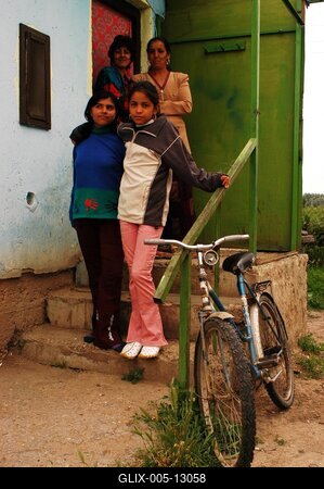 Paszab, 2005.06.08.
A szabolcsi Paszabról való roma folkzenekar, a Parno Graszt (Fehér Ló). Az együttes 1987-ben alakult Magyarország legfejletlenebb és egyben legautentikusabb megyéjében, Szabolcs-Szatmár-Bereg megyében. A zenekar magját 7 muzsikus alkotja, a bővebb, 17 tagú felállásban 3 generáció 10 táncosa is részt vesz - a legfiatalabb 10, a legidősebb 72 éves. 

Tagok: Oláh József (tambura, gitár, ének), Oláh János (bőgő, ének), Jakucska János (gitár, ének), Balogh Géza (gitár, ének), Németh István (kanna, szájbőgő), Horváth Sándor (ének), Tóth Ferencné (ének), Ifj. Oláh Jánosné (ének), Oláh Noémi (ének), Oláh Viktor (ének, tánc), Oláh Jánosné (ének, tánc), Tóth Ferenc (ének, kanál)-stock-foto