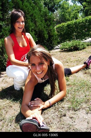 Kiss Orsolya és Póth Diána-stock-foto