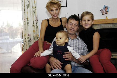 Xantus Barbara és Szurdi Miklós gyermekeikkel-stock-foto