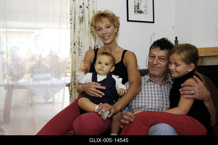 Xantus Barbara és Szurdi Miklós gyermekeikkel-stock-foto